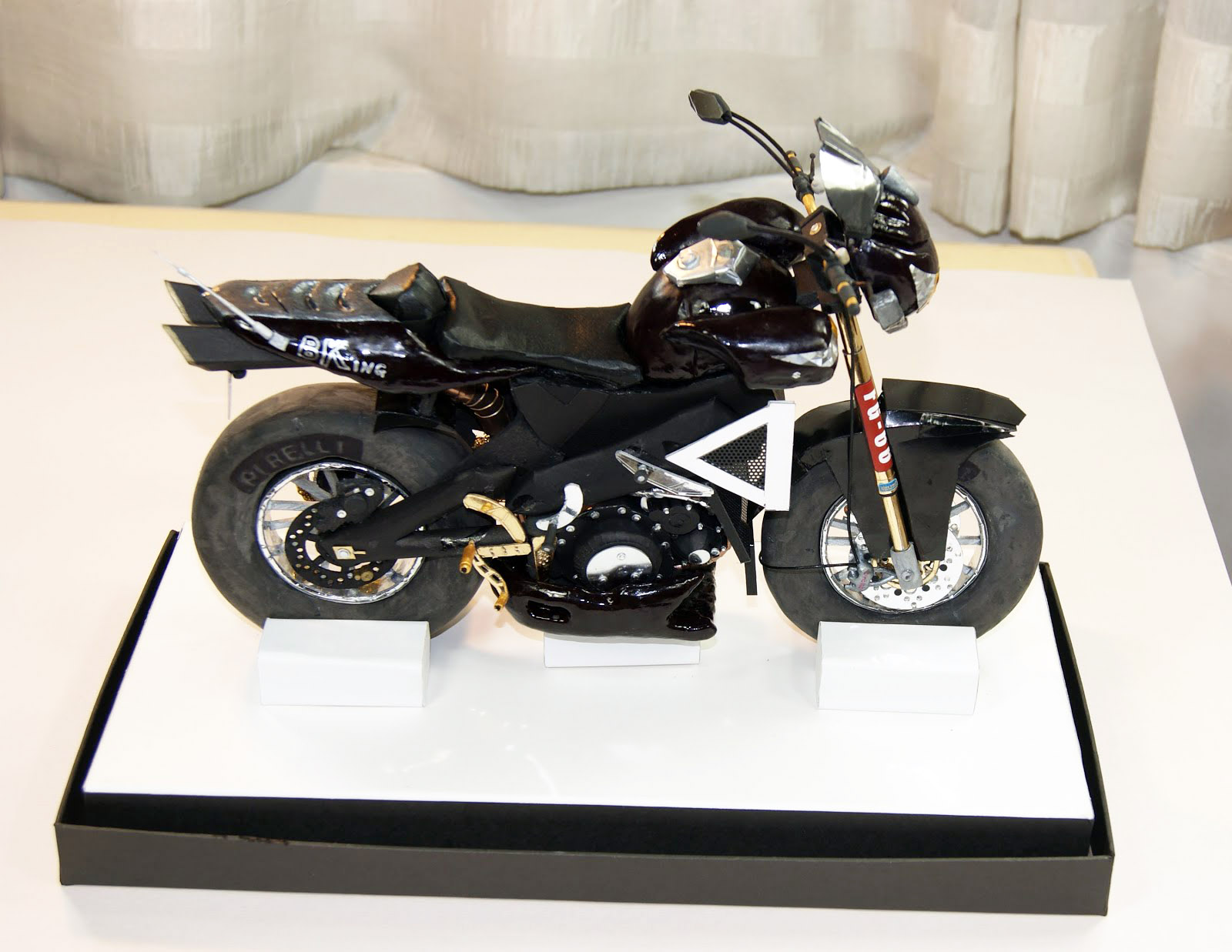 紙紮重機SUZUKI B-KING的右側之三